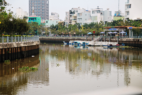 Rác ngáng đường du thuyền trên kênh Nhiêu Lộc